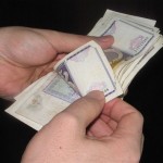 Аҳоли қўлидаги нақд пул сийраклашгани сайин давлат идоралари аҳоли нақд пул даромадининг ошаëтгани ҳақида ҳисоб бермоқда.
