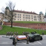 Гроб с телом Качиньского доставляют в Вавель. Фото ©AFP